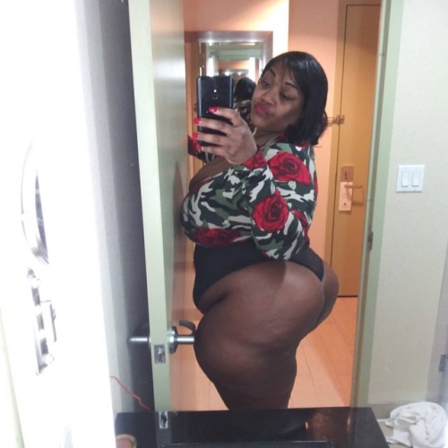 Happy Hump Day  #kerrikushions #bbwlovelylady #chocolatecake #chocolate #poundcake #bootyfordays #pl