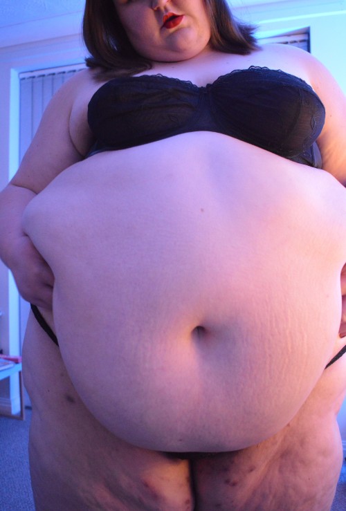 artificiallyflavoured:  Happy NYE Tumblr! Tell me honestly … do these pictures make me look fat? ;) 