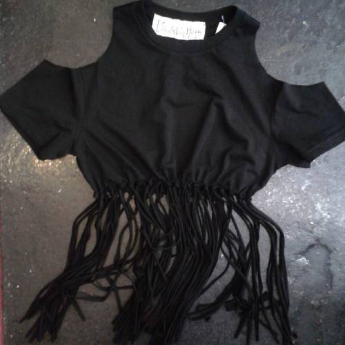 Fringe croptop handmade by Bowsdontcry clothing. #bowsdontcry #noirkennedy #fringe #franges #coache