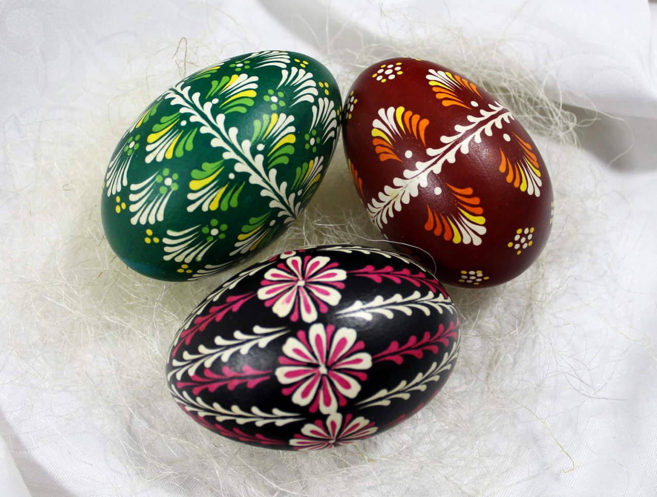 Pisanki (Polish Easter eggs) made in batik technique (with the use of melted wax applied on eggs before dyeing).
© pisanki-art.pl