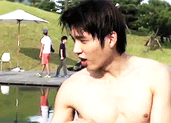 kimseongkyu:  When Woohyun is shirtless… and injured     