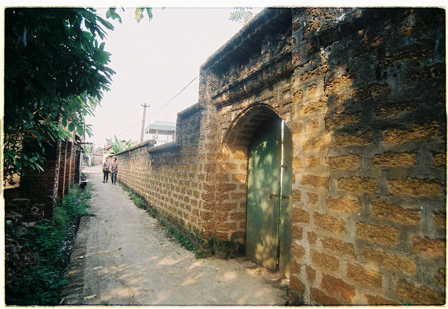 Đường Lâm, Hà Nội on Flickr.
Via Flickr:
• Camera: Nikon FM
• Film: Fuji Proplus 200
• Blog | Tumblr