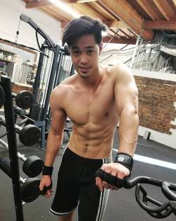 celebswhogetslepton:@rossbutler: 7 weeks into this workout and