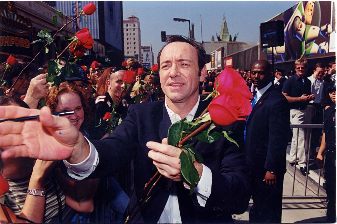 chasingspacey:Kevin Spacey gets rosey love from fans as he receives his star on