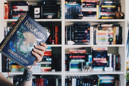 thepaige-turner:Shimmery books are amazing.