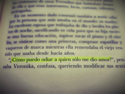 cremademani:  piensa-menos-solo-vive:  trozo-de-utopia:  Veronika decide morir - Paulo Coelho  Uno de los mejores libros de Paulo Coelho&lt;3  recién voy en la mitad de ese libro *O* 