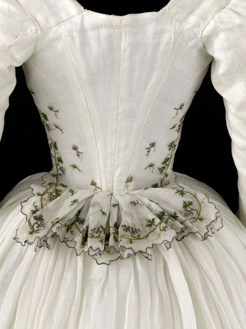 Caraco &amp; Petticoat, c. 1790-1800from the Musée de la Mode de la Ville de Paris