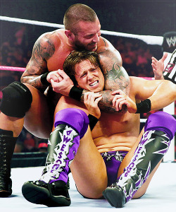 rwfan11:hot4men:  Randy can just being doing a simple headlock and he still looks hot as fuck!  nothing but sexy thighs in this shot! :-) LOVIN’ IT!