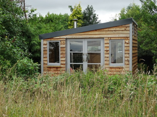 cabinporn: Writer’s hut in East Anglia, UK Submitted by Fraser Grace My writing hut was b