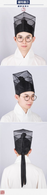 fouryearsofshades: 东坡巾 by  洞庭漢風漢服 Dongpo Jin/东坡巾 is a type of traditional Chinese hat (Jin/巾) for m