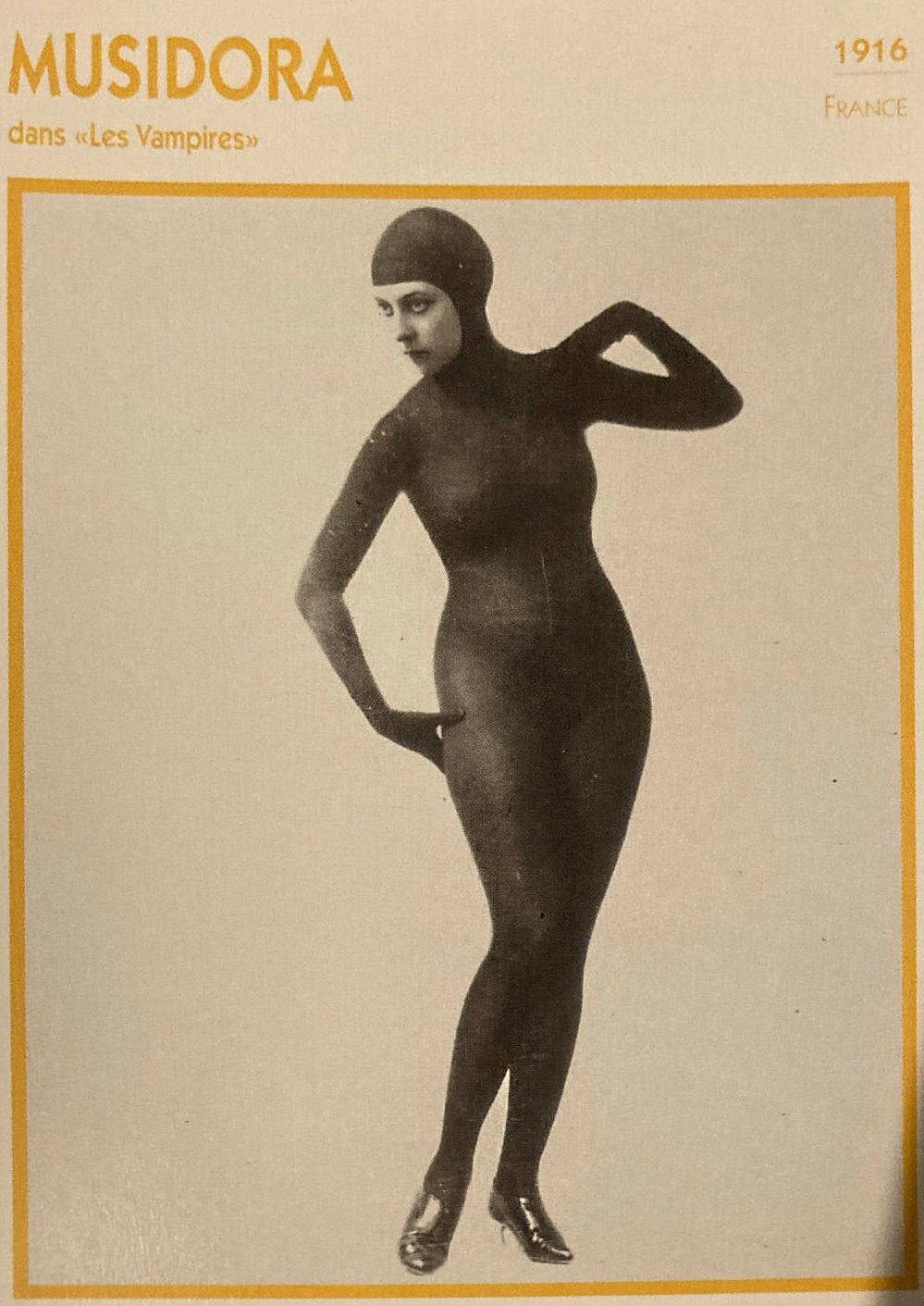 un regard oblique — Musidora dans «Les Vampires», 1916, France.