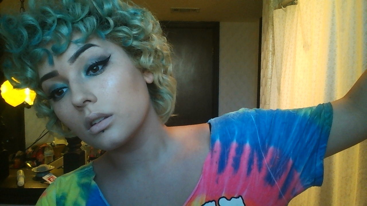 brujitabug:  playin around w/ new eyeshadows. d*ng i’m good