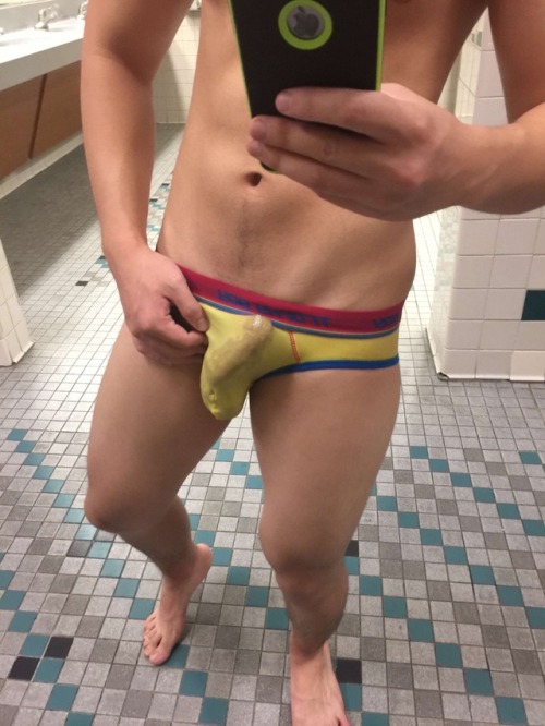 boyfriendunderwear:  Hot submission by one of our fans:  “AC’s at the gym”  @friskycollegebi