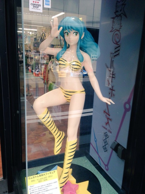 Do you have a spare ¥1′000′000 laying around? If so, this life-size Lum figure (more