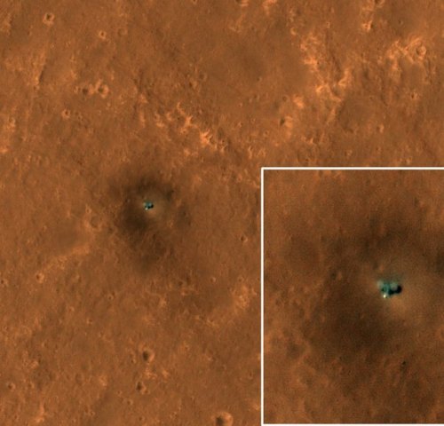 colchrishadfield:On a clear day on Mars, you can see our robots from orbit.(that’s @nasa’s InSight l