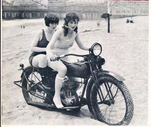 vampsandflappers:Biker flappers on the beach! Mid-1920s.