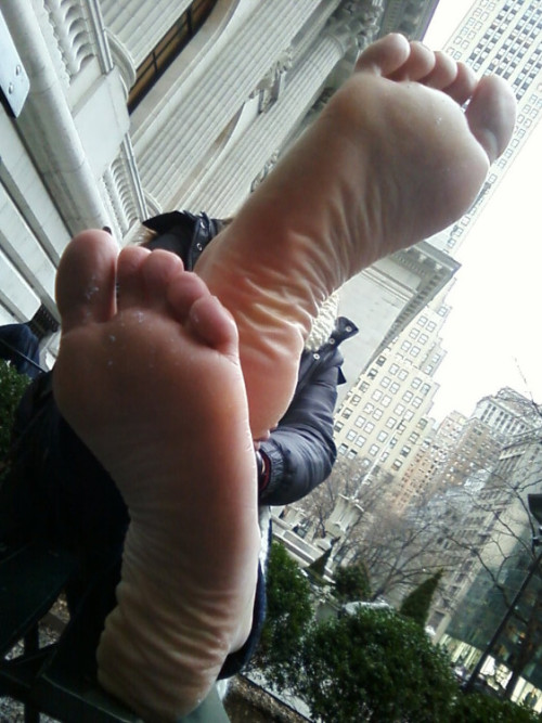 under-the-girls-feet: High res pictures:LINK 1 LINK 2 LINK 3 LINK 4