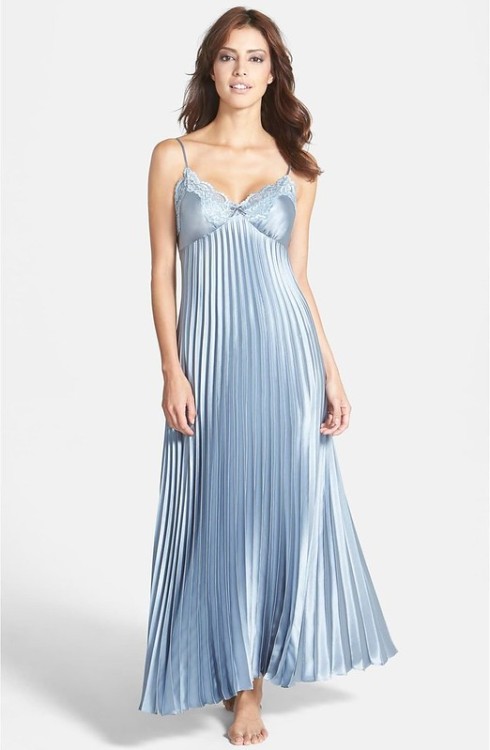 maxgalaxyangel: pleat66:The best nightdress ever. Pleats spread from gown to gown, but nighties flow
