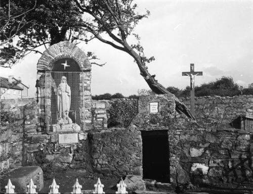 irelandseyeonmyths: Saint Brigid’s Holy Well in Clondalkin. Notice the lack of crap tied to everythi