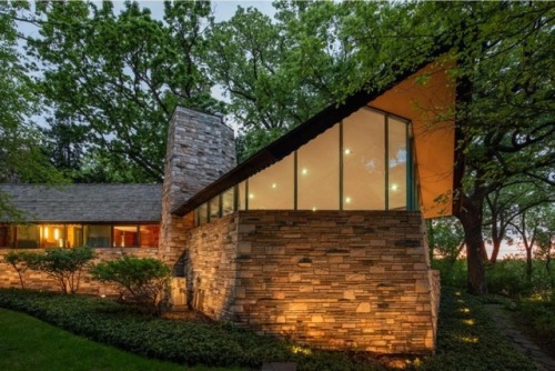 stuffaboutminneapolis:  Wanna buy this historic Frank Lloyd Wright house overlooking Cedar Lake? Any three-bedroom, three-bathroom, 2,511-square-foot home overlooking Cedar Lake is likely to be pretty nice. But just one was crafted by famed architect