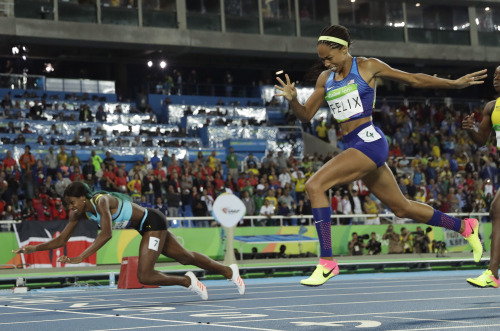 micdotcom: Diving in Olympic track is 100% legal — and it won Shaunae Miller the gold in the 400-mee