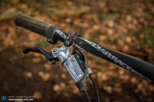 enduromtbmag:The 785 mm wide bars offer maximum control and combine with Match-Maker clamps for a ti
