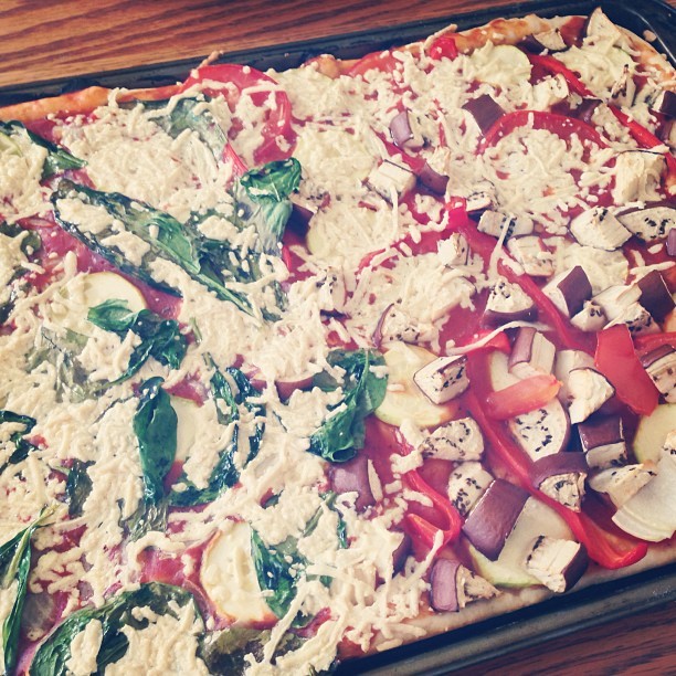 veganpizzafuckyeah:  reblogged from eatdemvegs:  Three different toppings for international