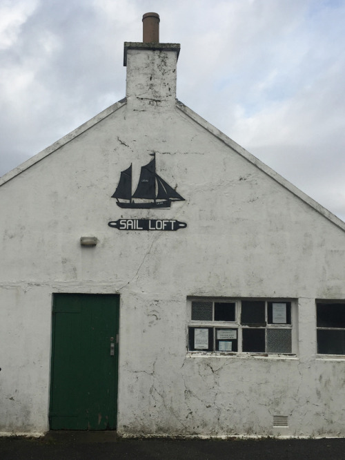 marederia:☞About Shetland signs1-Olnafirth Sea Farm LTD - Great for peeping into the windows (( con 