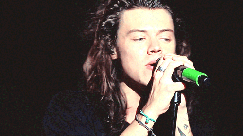 superrezzy00: harrystylesgotmefuckedup:drag me down - otra. @honeychicana his lil smile in the third