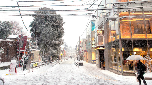 tokyo-fashion:  Harajuku in the snow over the weekend! Made a Tokyo snow video for YouTube and posted 1920x1080 versions of these pics on Flickr. 