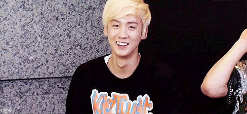 leechanhee:  lee chanhee showing off his small face 