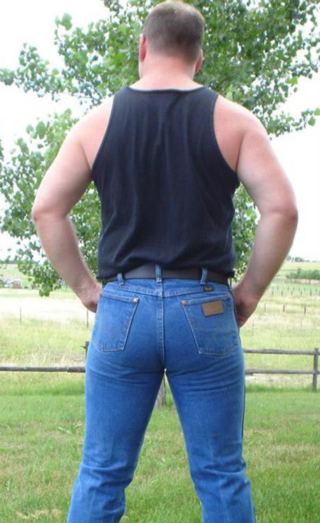 Damn, look at those Wranglers hugging that ass. For more cowboys, cowpokes, and ranch hands, visit o