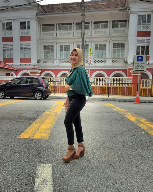 lelakibaik: Mas budak Ampang. Pakai tudung tapi dalam Instagram tak habis2 cerita pasal bontot dia. 