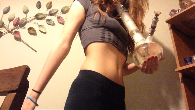 chrissyrippinbongs:  Someone come smoke with me rn😩😩 