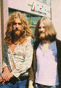 babeimgonnaleaveu:   Robert Plant and John