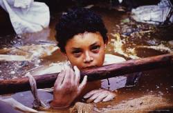 sixpenceee:  Omayra SanchezOmayra Sanchez was a 13-year-old Colombian girl who became trapped in the debris of her collapsed home, which was caused by a mudslide from the eruption of a volcano in 1985.  Sanchez’s legs were bent in a kneeling position
