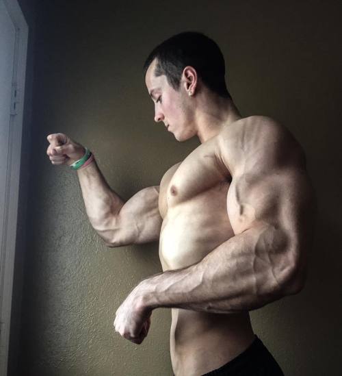 whitepapermuscle:  Zach Zeiler