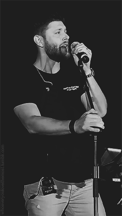 whoeveryoulovethemost: Jensen Ackles + singing | Phxcon 2016  [credit]