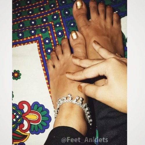 Beautiful Desi Indian Feet and Silver Anklets with Golden Nail Polish ❤❤ #feet #desifeet #indianfeet