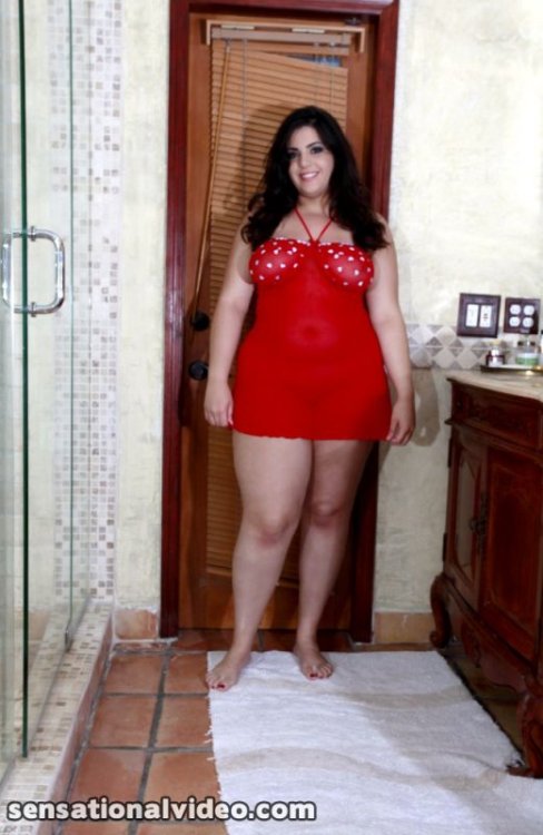 chubbyncurvyladies:  chubbygirls4me:  Lady In Red    Love to see more of this sexy lady