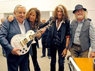 nikoae2:  El presidente de Uruguay y la banda Aerosmith… :)