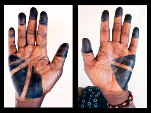 mangoestho:  eeloom:  A strong and graphic henna design on a woman’s hands in Magama, Mauritania. The negative space is made with scotch tape.  via dormeroom          