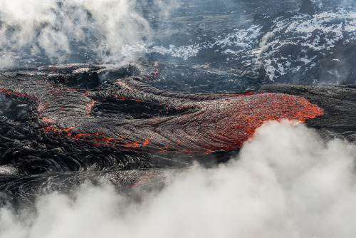 odditiesoflife: A Glimpse of Hell - Stunning Shots of an Active Volcano Two Kyrgyzstan-based photogr