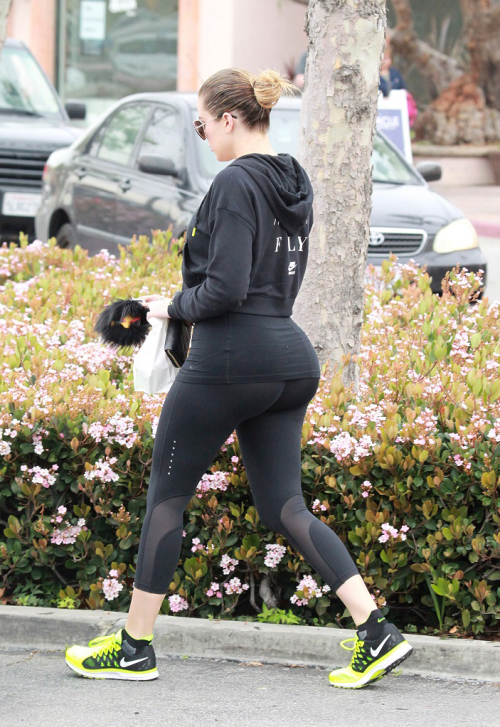 khloekardashianfashionstyle: March 11, 2015 - Khloe Kardashian getting frozen yogurt in Malibu.
