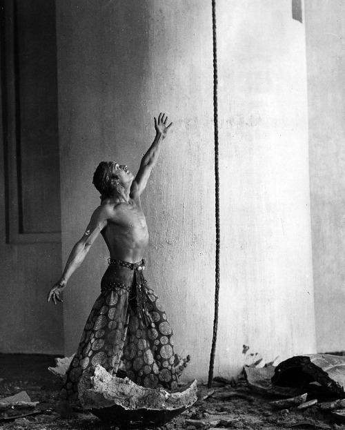 Douglas Fairbanks Sr in The Thief of Bagdad directed by Raoul Walsh, 1924