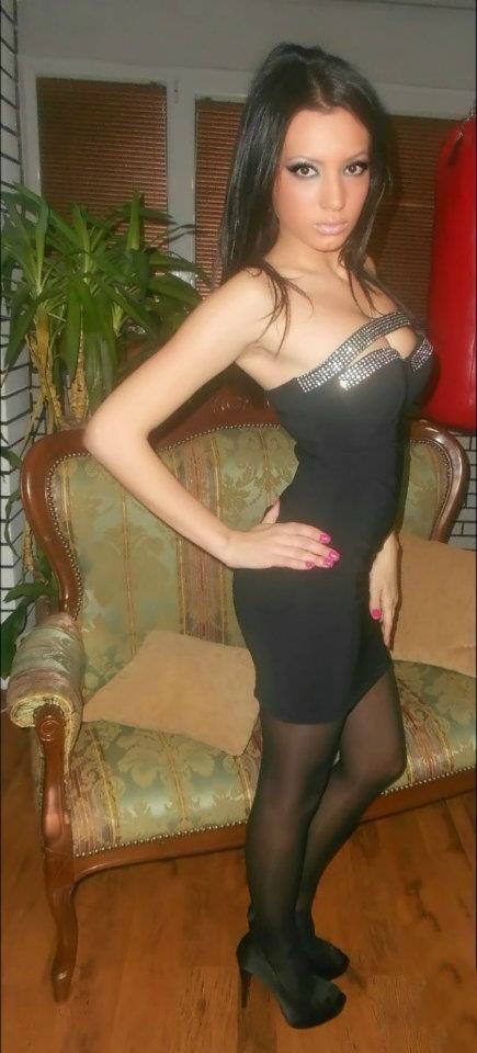 hotdressedwomen:  Found while surfing the net…