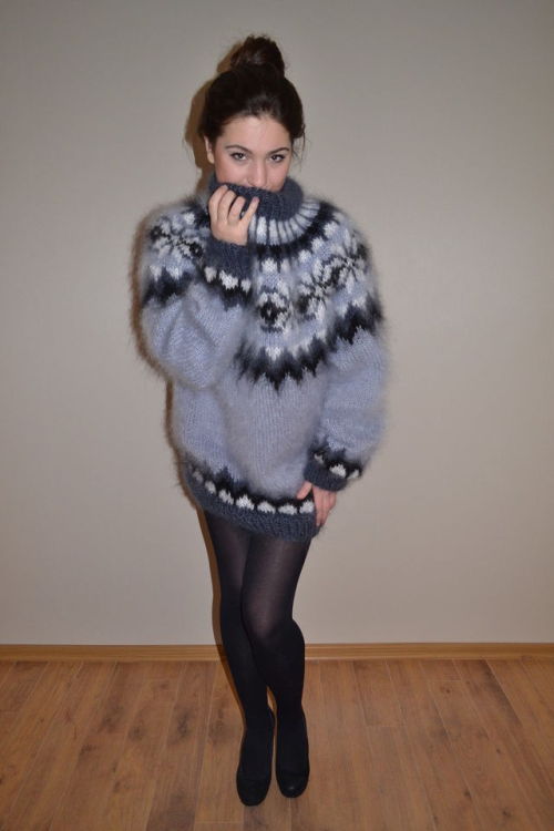 Bun, soft cozy sweater and opaque Hose