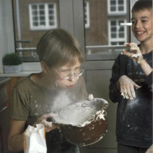 Kuchen backenWenn man mal Kinder einen Kuchen backen lässt&hellip; Diese Bilder, die uns allen unhei