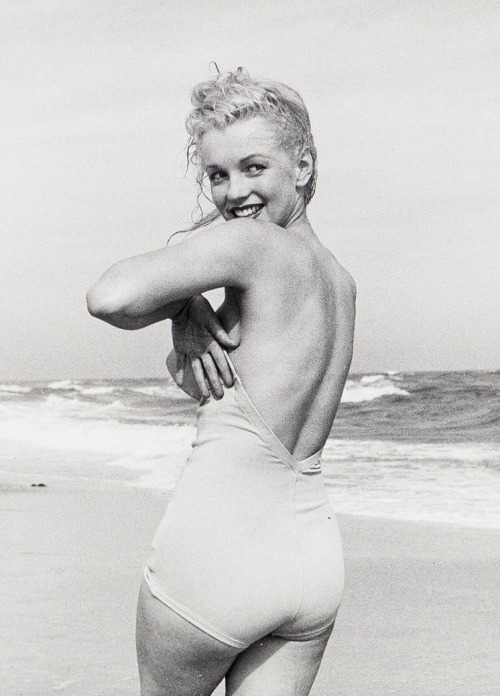 audreyandmarilyn: Marilyn Monroe photographed by Andre De Dienes, 1949.