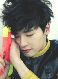 ilhoonoppa:  21/100 gifs of my fave korean biases | Lee Jong Suk 